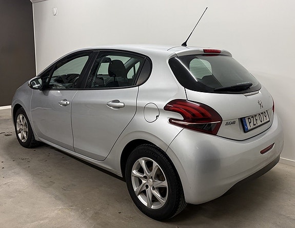 Peugeot 208 5 of 9