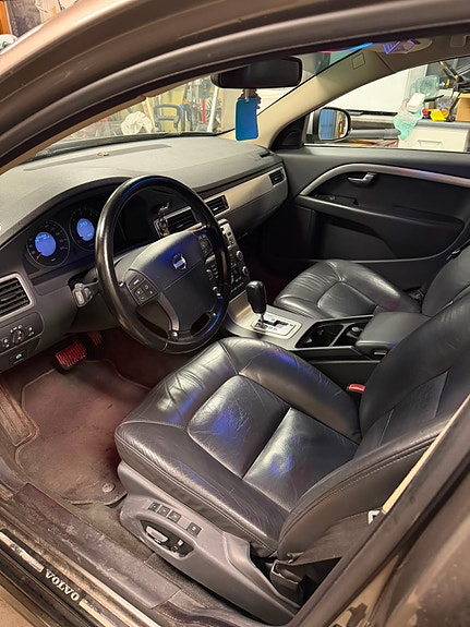 Volvo V70 3 of 6
