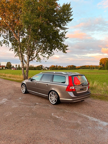 Volvo V70 2 of 6