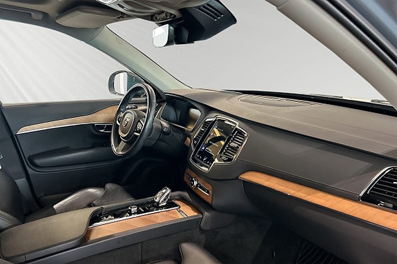 Volvo XC90 10 of 24