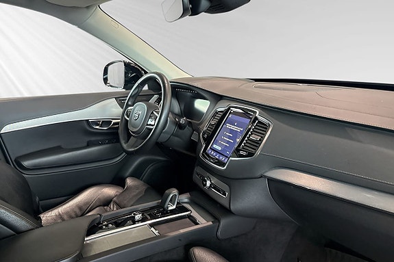 Volvo XC90 10 of 30