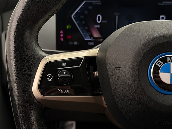 BMW iX 18 of 30