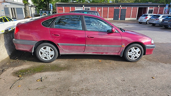 Toyota Avensis 2 of 4