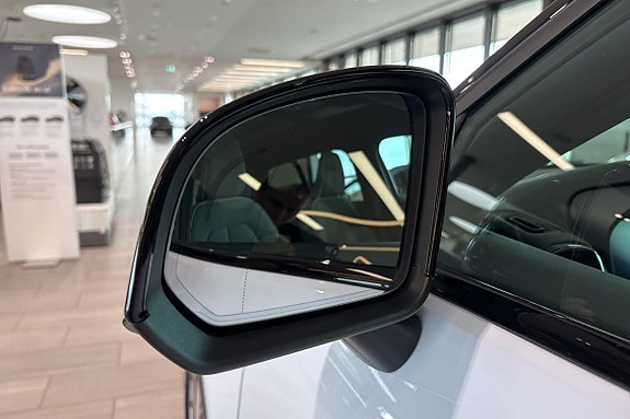 Volvo EX40 12 of 22