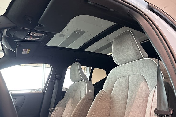 Volvo EX40 16 of 22