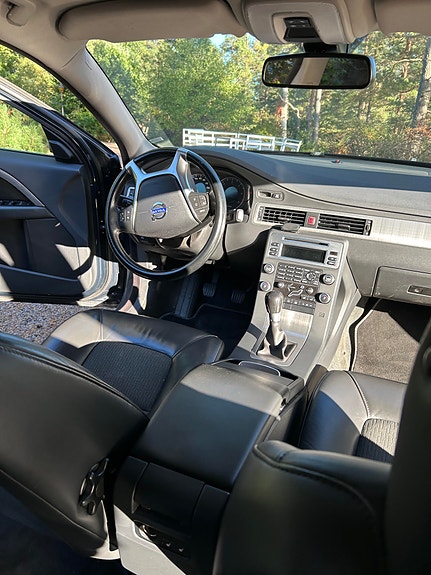 Volvo V70 2 of 3