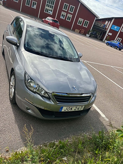 Peugeot 308 2 of 11