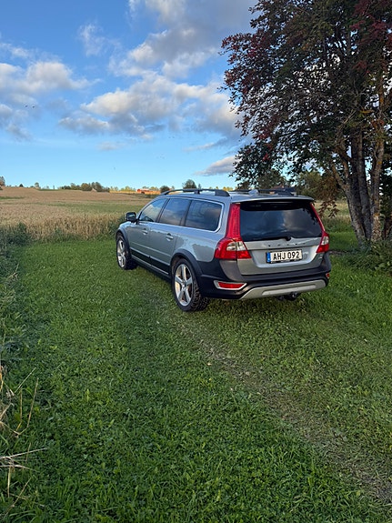 Volvo XC70 2 of 10