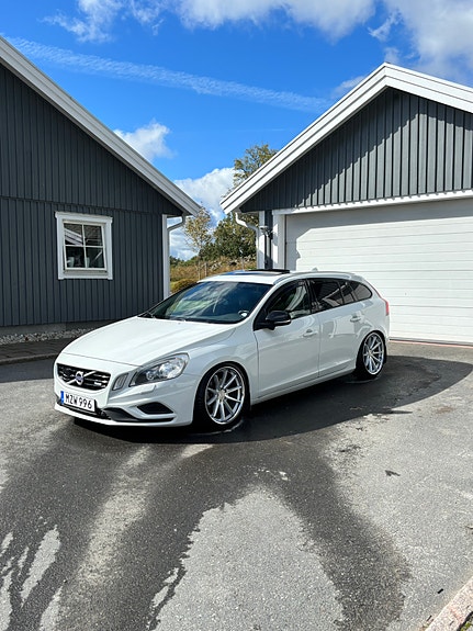 Volvo V60 2 of 4