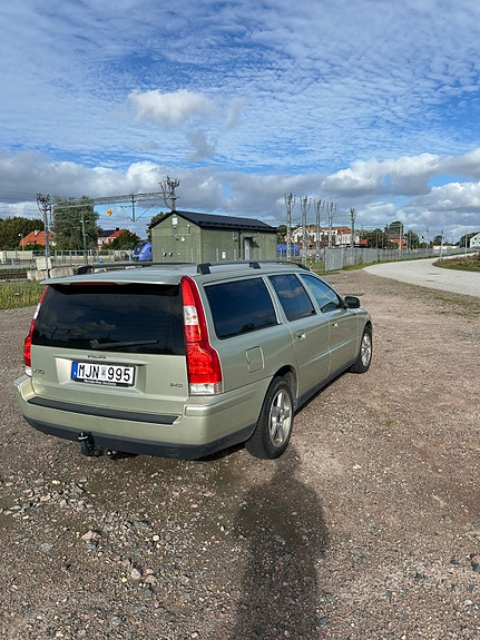 Volvo V70 3 of 5