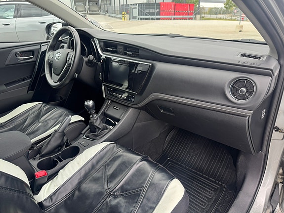 Toyota Auris 11 of 15