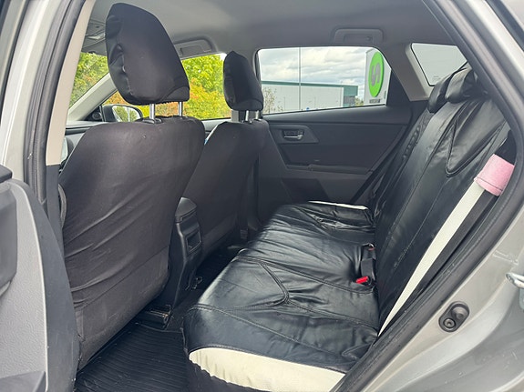 Toyota Auris 12 of 15