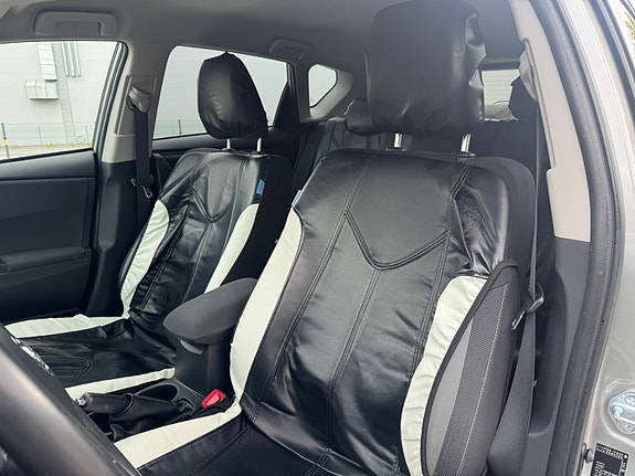 Toyota Auris 8 of 15