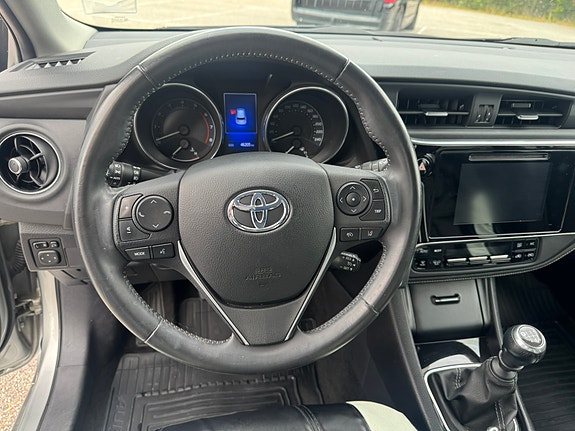 Toyota Auris 9 of 15