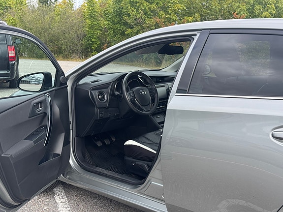 Toyota Auris 7 of 15