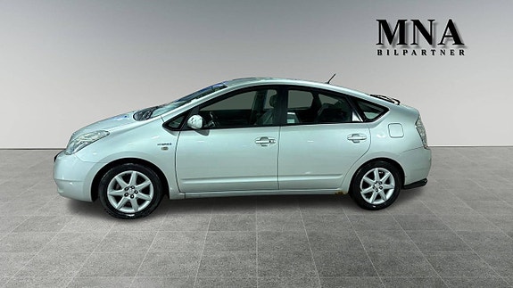 Toyota Prius+ 2 of 12
