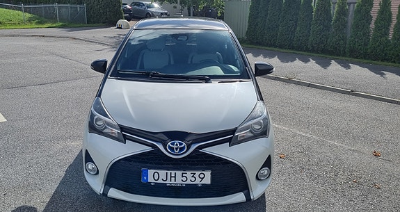 Toyota Yaris 2 of 14