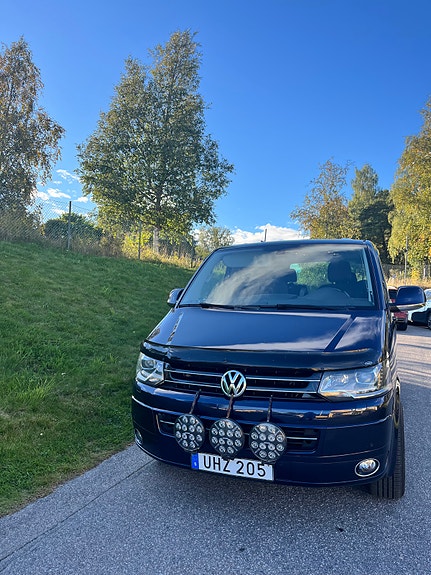 Volkswagen Multivan 2 of 9