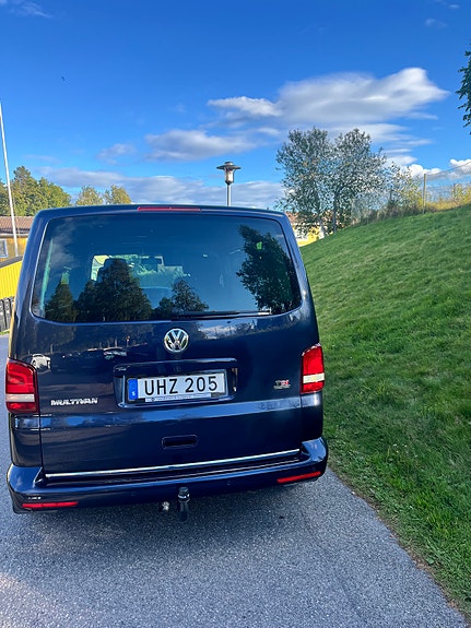 Volkswagen Multivan 3 of 9