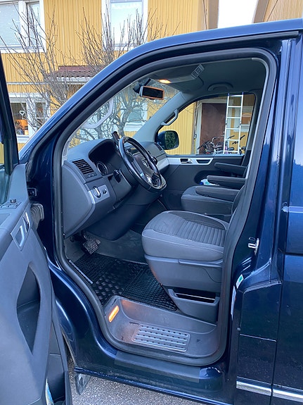 Volkswagen Multivan 7 of 9