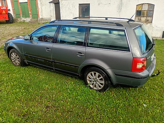 Volkswagen Passat 4 of 13