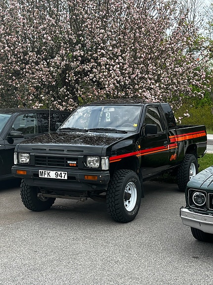 Nissan King Cab 2 of 3