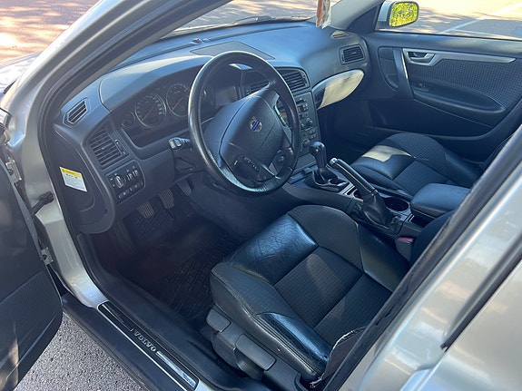 Volvo V70 4 of 6
