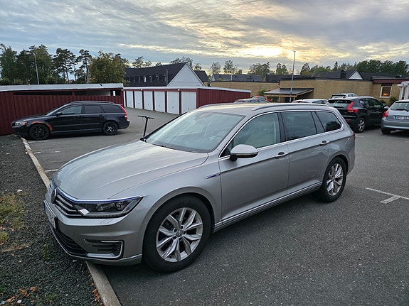 Volkswagen Passat 2 of 5