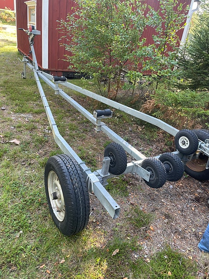Plastbåt med 30-trailer 2 of 7