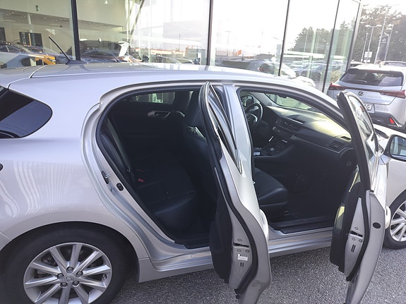 Lexus CT200h 7 of 14