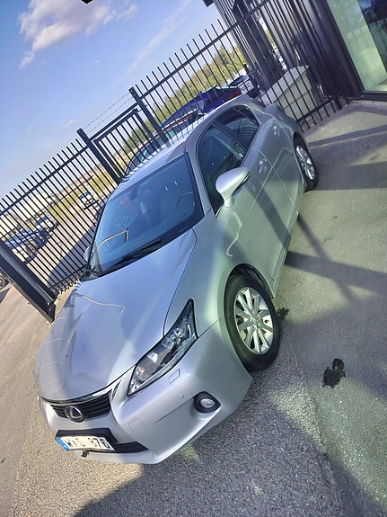 Lexus CT200h 2 of 14