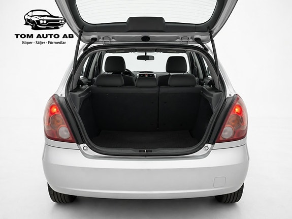 Nissan Almera 4 of 19