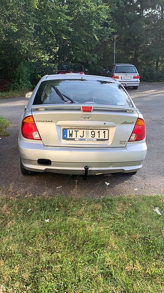 Hyundai Accent 2 of 4