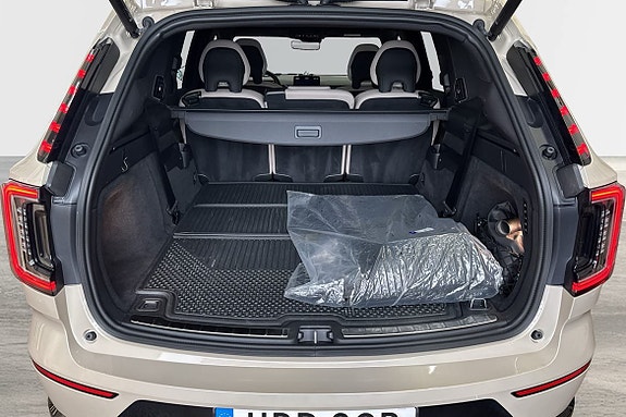 Volvo EX90 14 of 28