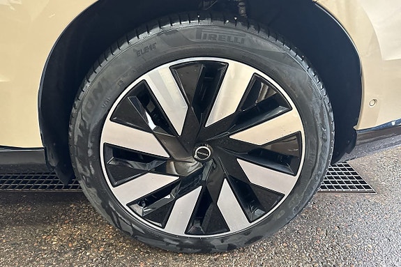 Volvo EX90 16 of 28