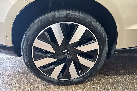 Volvo EX90 17 of 28