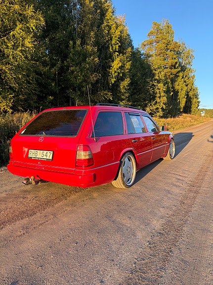 Mercedes-Benz 300 TD 2 of 7