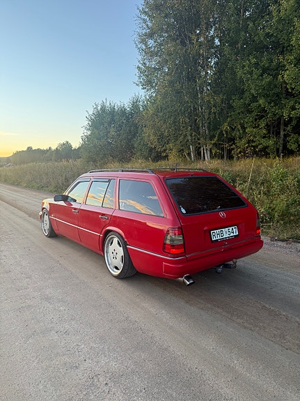 Mercedes-Benz 300 TD 3 of 7