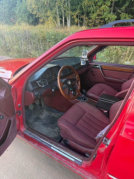 Mercedes-Benz 300 TD 5 of 7