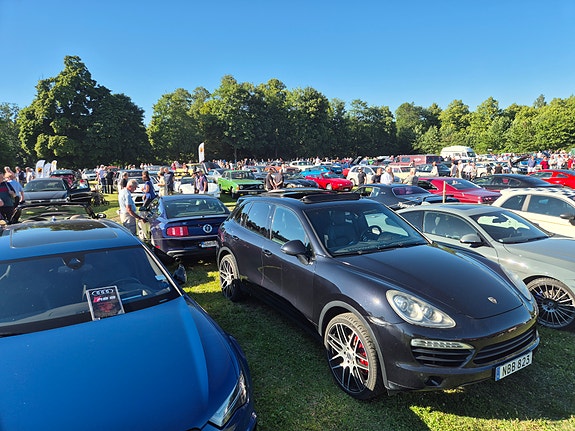 Porsche Cayenne 5 of 11