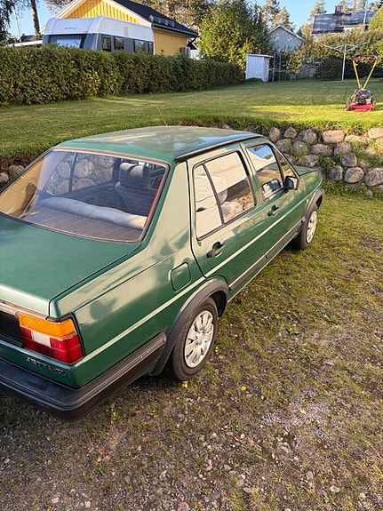 Volkswagen Jetta 2 of 5