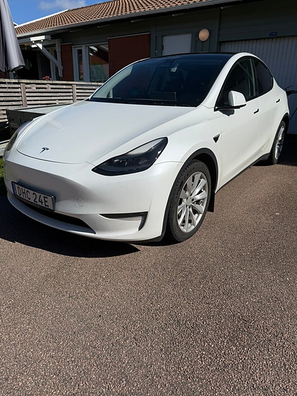 Tesla Model Y 2 of 4