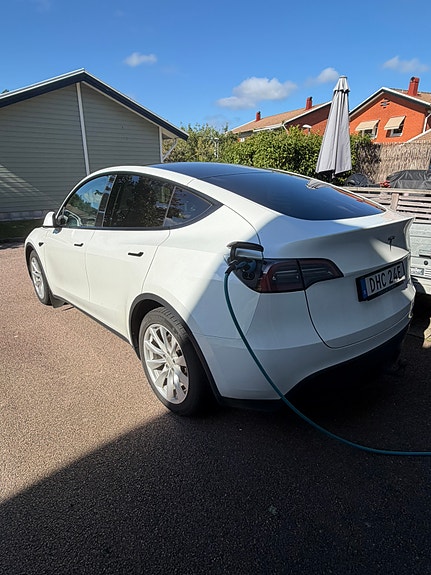 Tesla Model Y 3 of 4