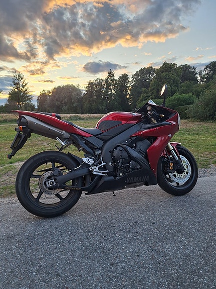 Yamaha YZF-R1 2 of 5