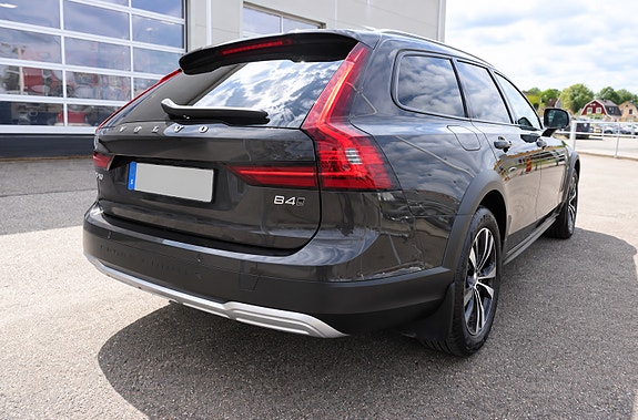 Volvo V90 Cross Country 2 of 8