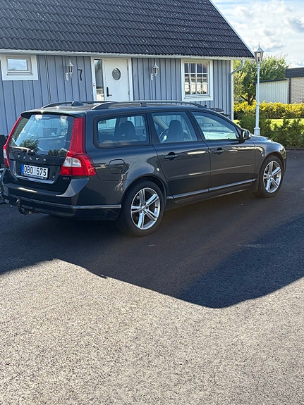 Volvo V70 2 of 4