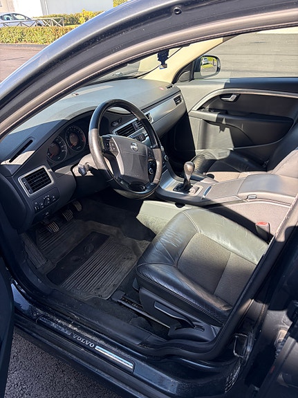 Volvo V70 3 of 4