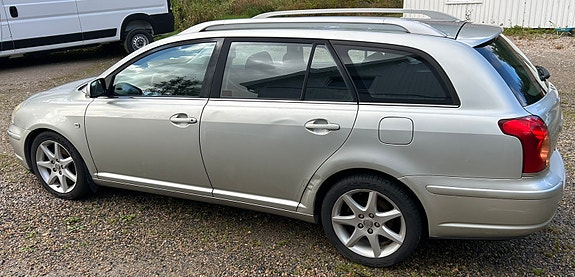 Toyota Avensis 2 of 8