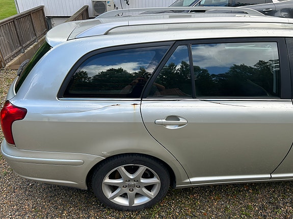 Toyota Avensis 4 of 8