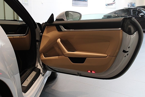 Porsche 911 Targa 4 6 of 16